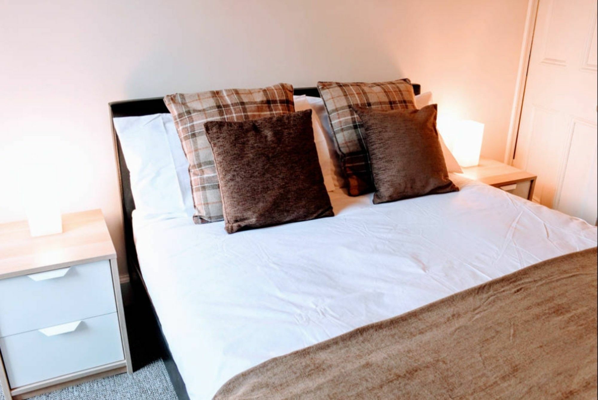 1 Bedroom In Leafy Morningside Apartment *